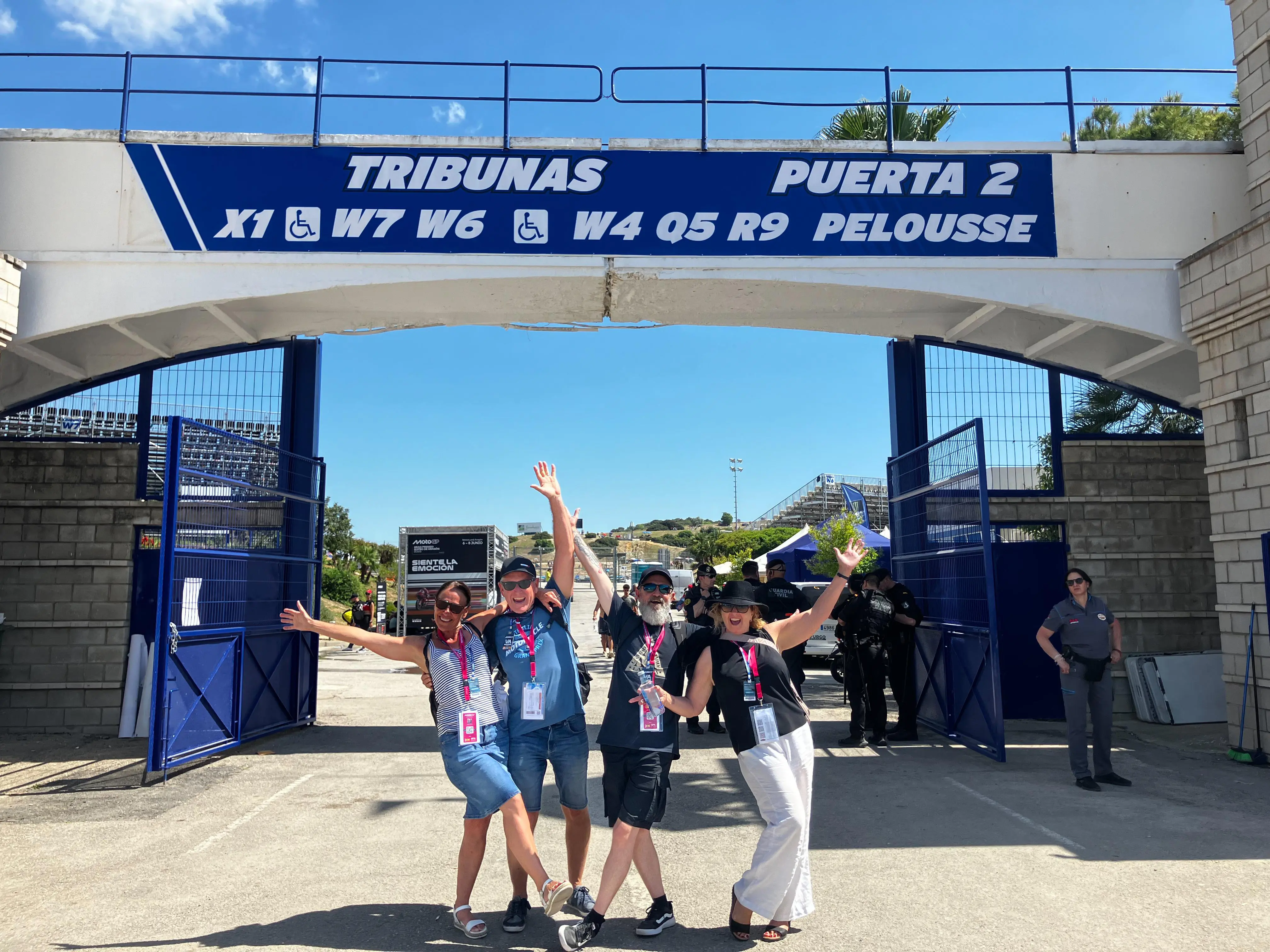 Locals do a Spanish song and dance for us near the vomitorio... We say goodbye to this awesome track!